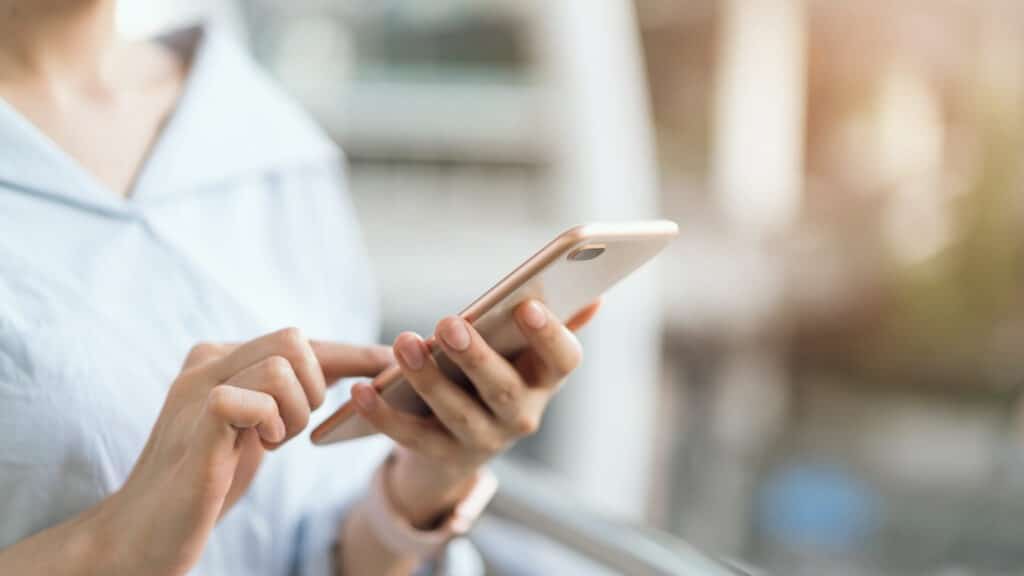 gros plan dune femme qui utilise son telephone en exterieur