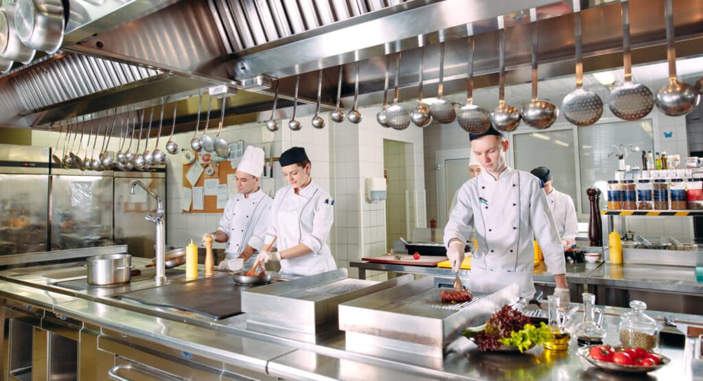 preparation des repas par des cuisiniers