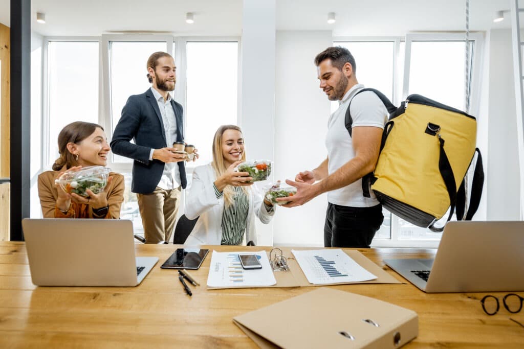 livreur tenant un repas a emporter sur le lieu de travail du bureau de lentreprise pendant lheure du dejeuner