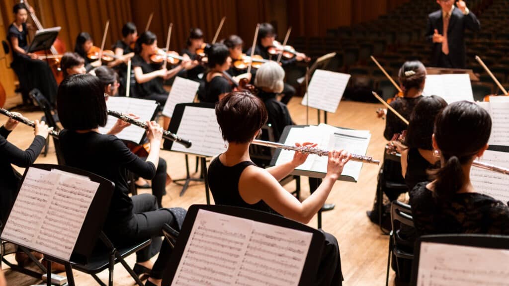 entrainement d'un groupe de musiciens dans un auditorium